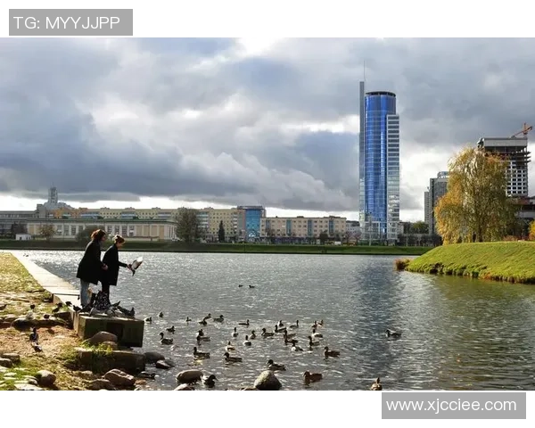 伊斯洛奇明斯克与斯鲁特斯克的精彩对决揭示足球战术与团队合作的魅力